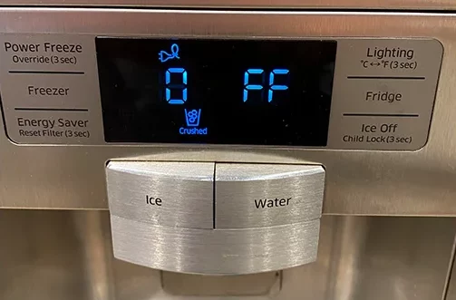 در این دیسپنسر یخچال ساید جنرال الکتریک، ارور FF را مشاهده می‌کنید. 