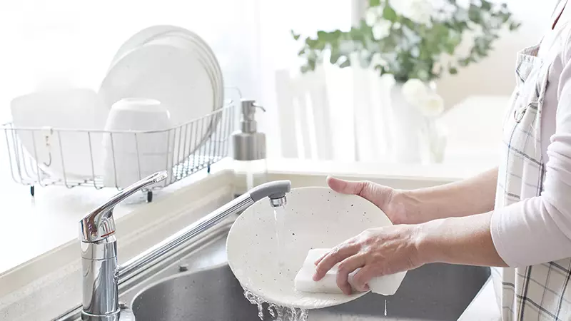 شستشو ظروف قبل از قرار دادن در ماشین ظرفشویی