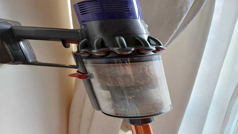 خالی نکردن مخزن جارو شارژی