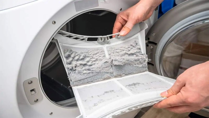 تمیز کردن فیلتر لباسشویی یکی از راه های از بین بردن پرز لباس هاست.