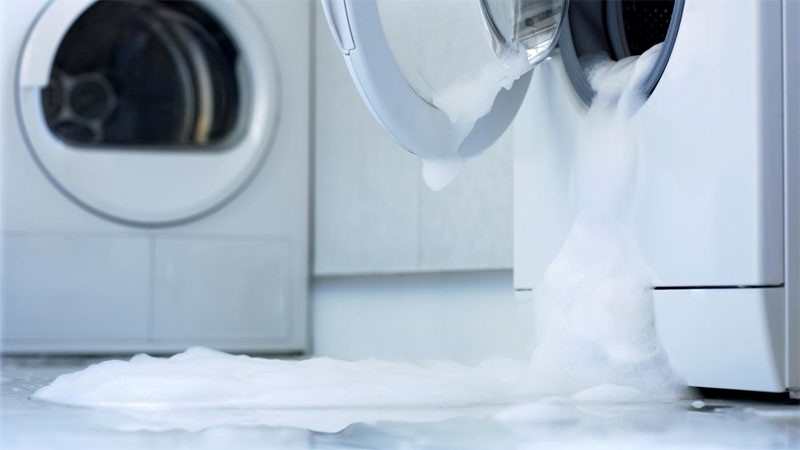 جمع شدن آب پشت ماشین لباسشویی به چه دلیل است؟