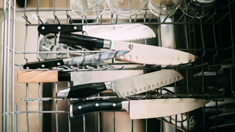 چاقو یکی از ابزارهای آشپزخانه است که شستن آن در ماشین ظرفشویی ممنوع است.