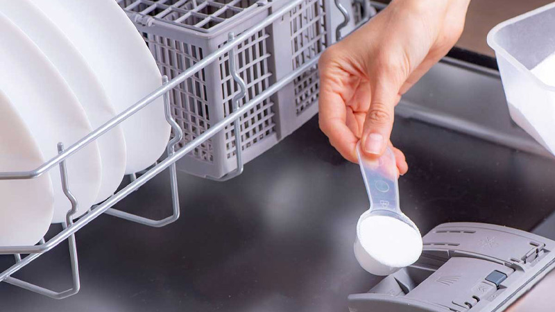 پودر ماشین ظرفشویی یکی از گزینه های موجود برای شستشوی ظرفها با ماشین ظرفشویی است.