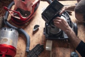 در حال تعمیر موتور سوخته جاروبرقی