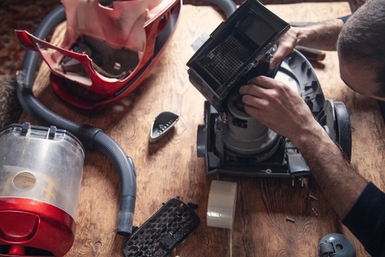 در حال تعمیر موتور سوخته جاروبرقی